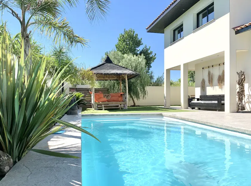 Villa de Standing avec Piscine chauffée, quartier calme, 800m de la Plage - Image 1
