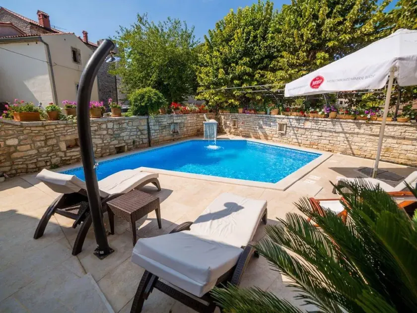 NEU !!!Liebevoll restauriertes Haus mit privatem Pool und Wasserfall - Image 1