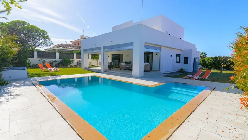 Villa Monaco, beachfront, private swimming pool 30m from the beach - Image 1