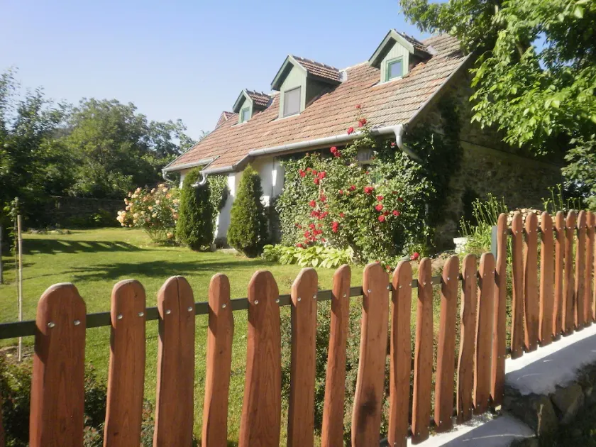 Cozy Family Friendly Country Cottage Panoramic View Northern Balaton 92m2 - Image 1