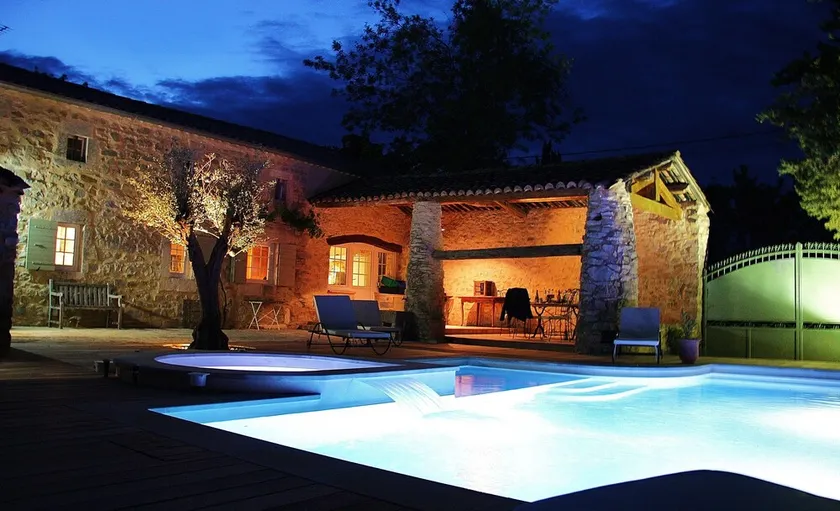 Uzes: Palæ med opvarmet pool og spa 6-7 personer - Image 1