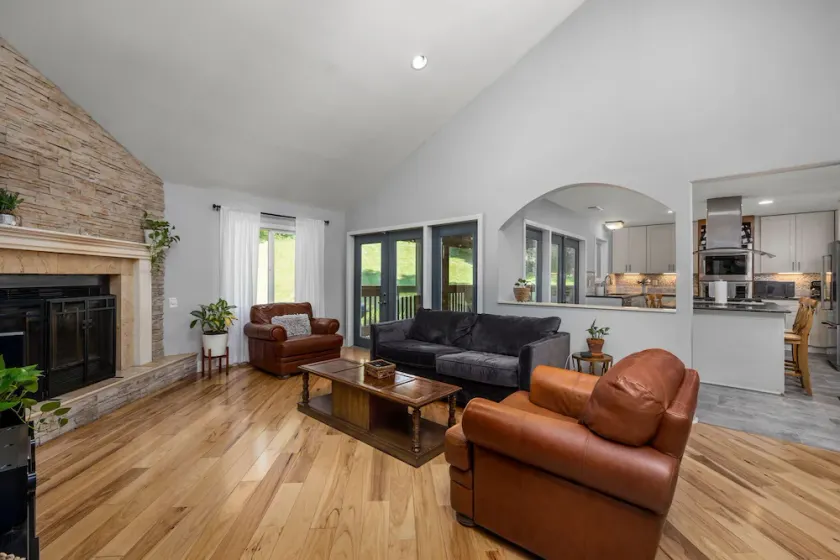 Cozy Renovated Bungalow Perfect for Families - Image 1