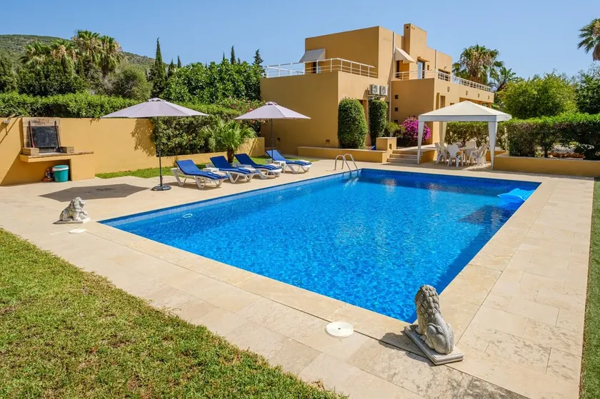 Elegant Villa with Pool, Jacuzzi, Garden, Terrace, Air-Conditioning & Wi-Fi - Image 1