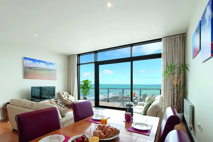 Only 1 of 2 flats in Horizon View offering top floor and 6 windows onto the sea - Image 1