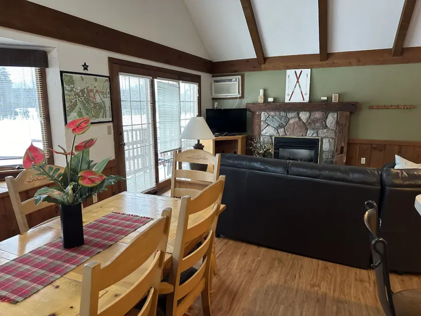 Crystal Mtn Condo, walk to lift,  soaking tub, short drive to Iron Fish & Lk MI - Image 1