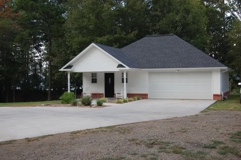 On Lake Dardanelle, quiet but close to town - Image 1