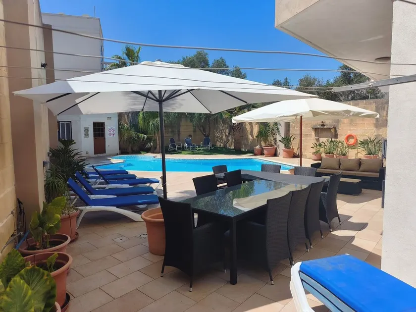 Centralt beliggende, fuldt AC, moderne, fritliggende ejendom med pool - Image 1