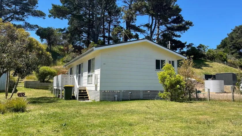 Pandora s Charm - a charming property in a quiet pocket of Venus Bay - Image 1