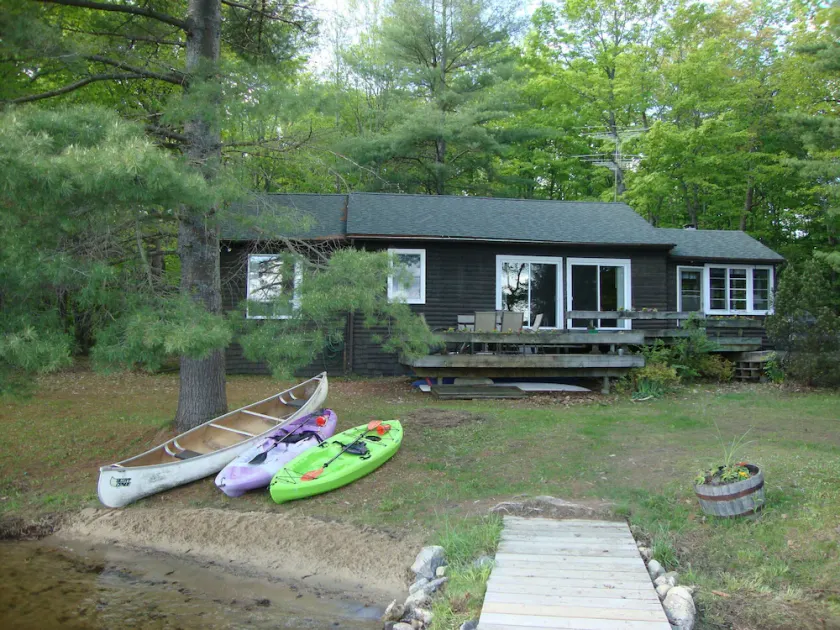 Lake Muskoka 4 BR Cottage, Sandy Beach, Sunny Decks, Private - Image 1