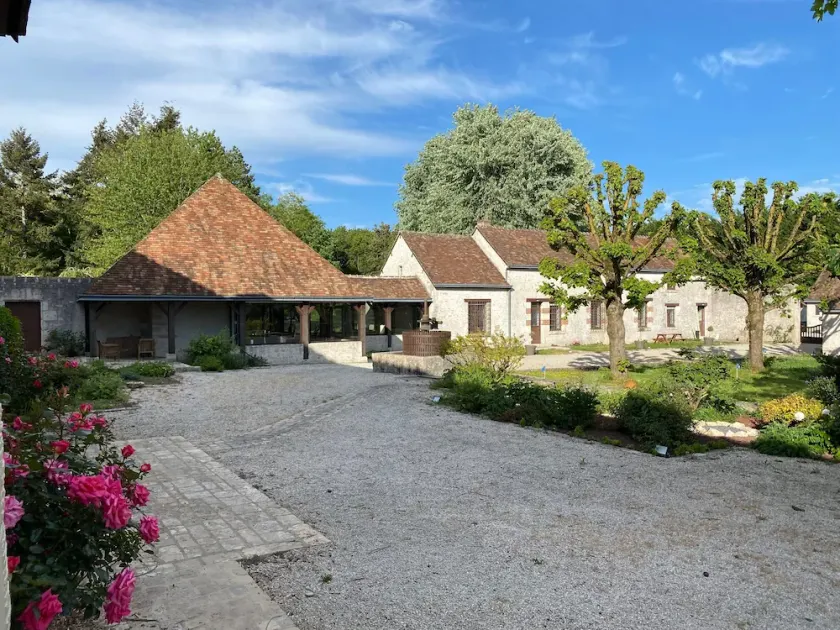 Magnificent 16th-century villa with swimming pool and sauna in a 5-hectare estate. - Image 1