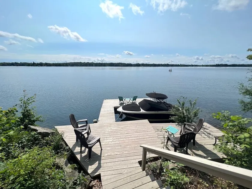 Encantadora casa de piedra en el lago Upper Rideau, Westport, ON - Image 1