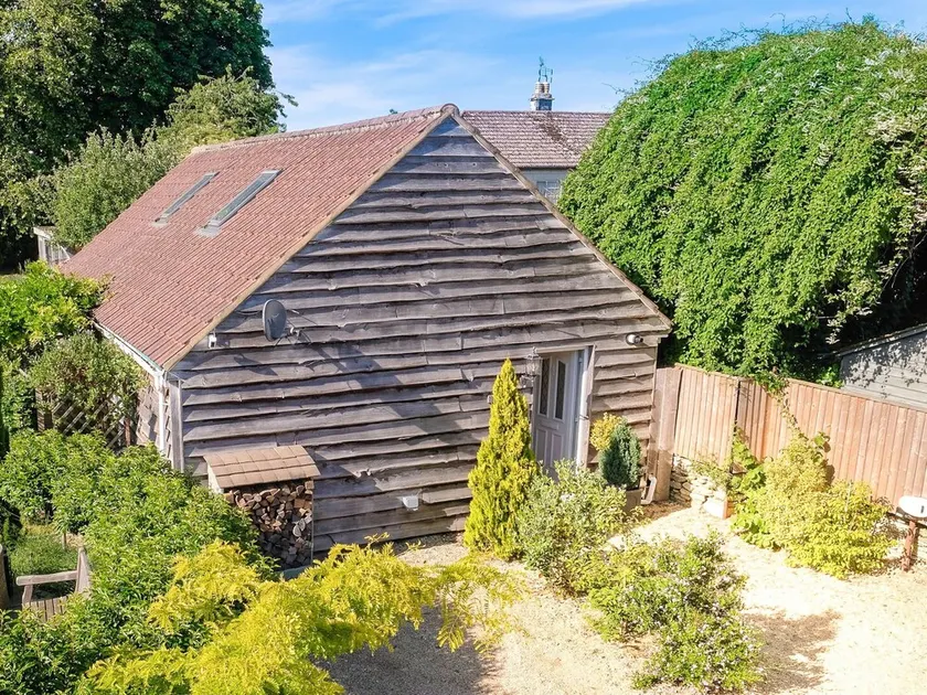 1 bedroom accommodation in Corsham - Image 1