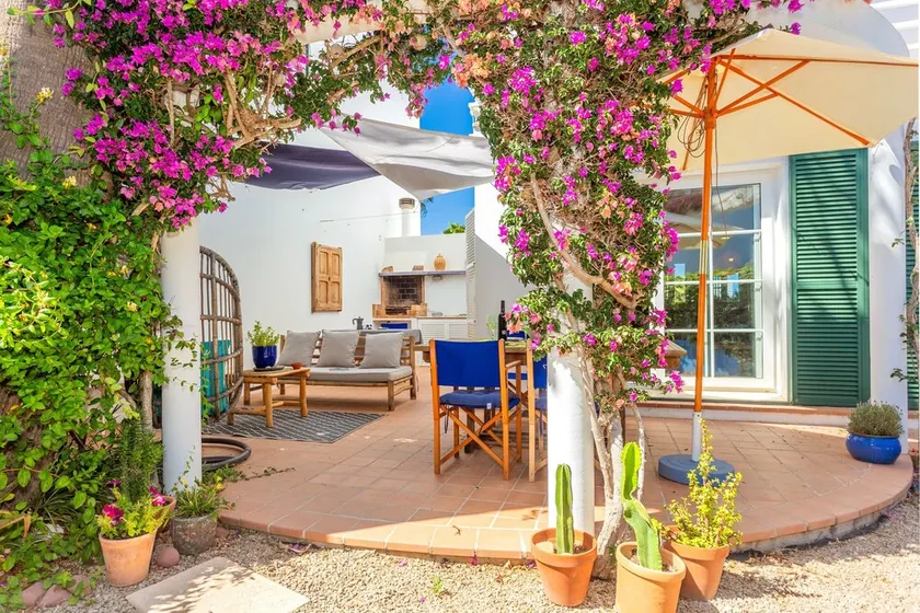 Holiday Home 'Aloes' with Shared Pool, Private Terrace and Wi-Fi - Image 1