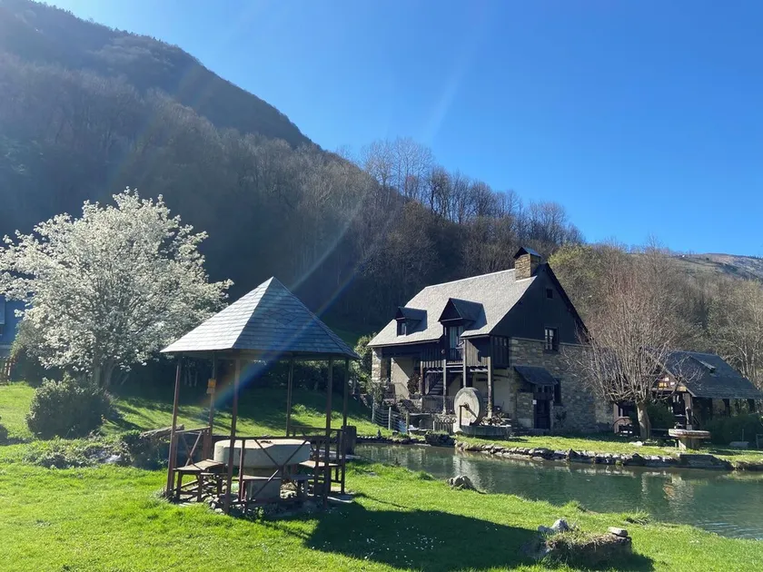 Authentic Mountain Retreat with Stunning Views and Large Park - Image 1