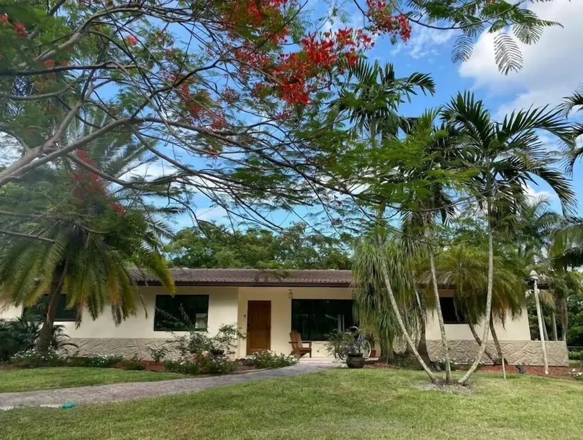Ranch life in the City - Heated Pool - Water views -1 acre - Image 1