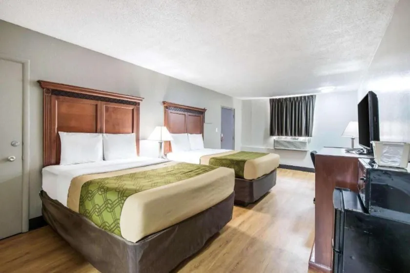 Econo Lodge - Image 1