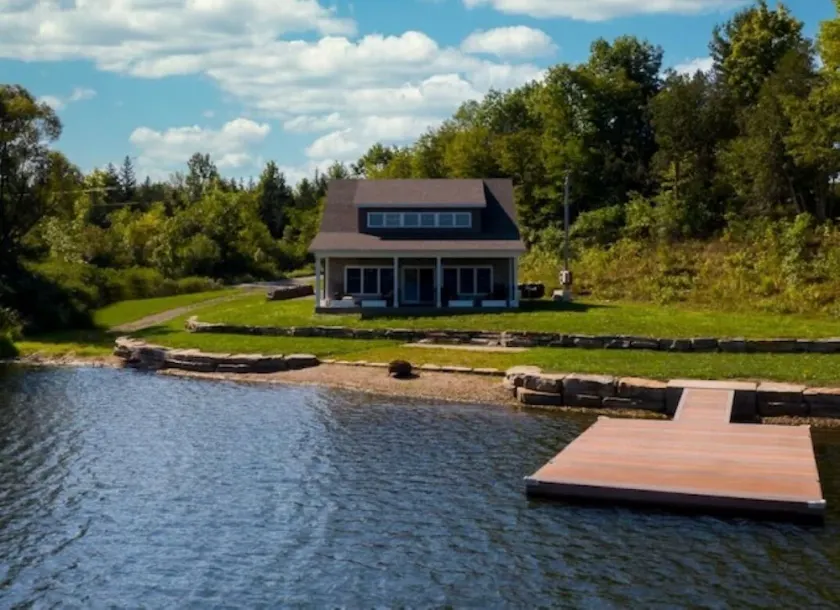 Peaceful Private Waterfront Home - Image 1
