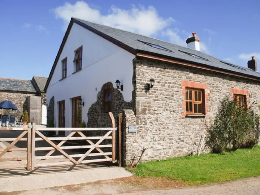 Spacious and Characterful 3 bedroom Detached Barn Conversion close to coast. - Image 1