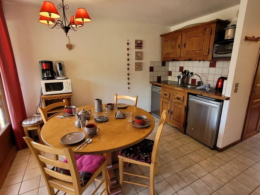 Charming bright 3-room apartment, near center, parking, quiet - Image 1