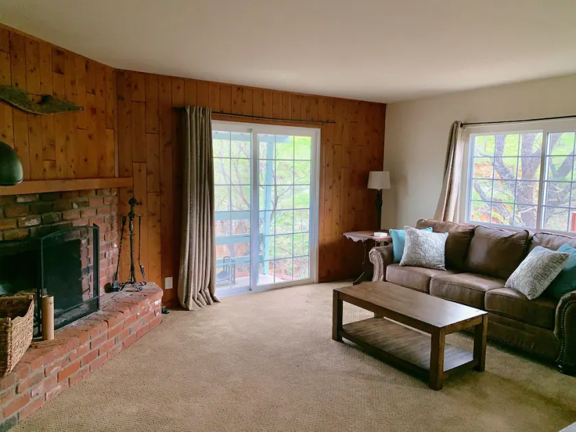 Cozy Cottage on Beautiful U-Pick Berry Farm- 2 Queens, 4 twin/bunks - Image 1