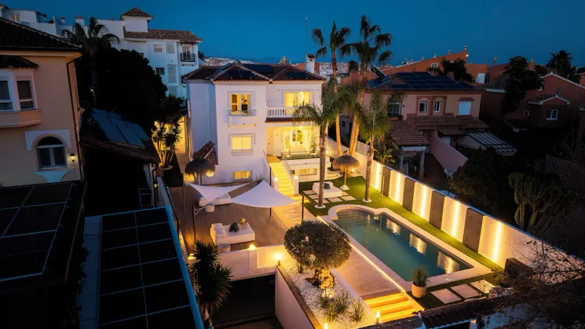 FAMILY FRIENDLY RENTAL IN LUXURY AREA WITH BBQ & PRIVATE HEATED SWIMMING POOL - Image 1