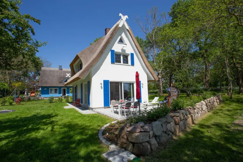 Picturesquely situated thatched-roof house in a large park-like garden - Image 1