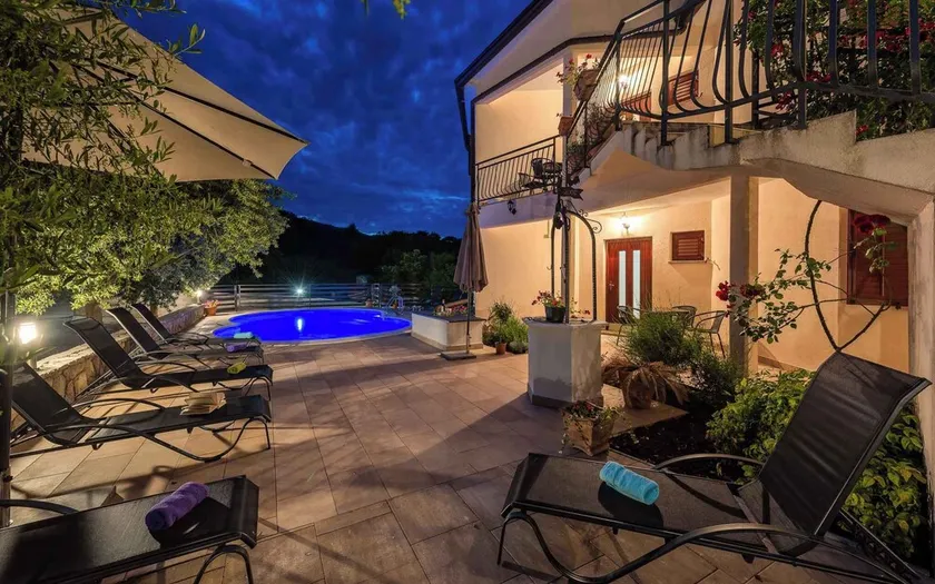 Appartamento per vacanze con vista mare, piscina e vasca idromassaggio - Image 1