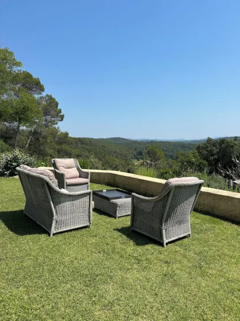Large estate with authentic Provencal villa - Image 1