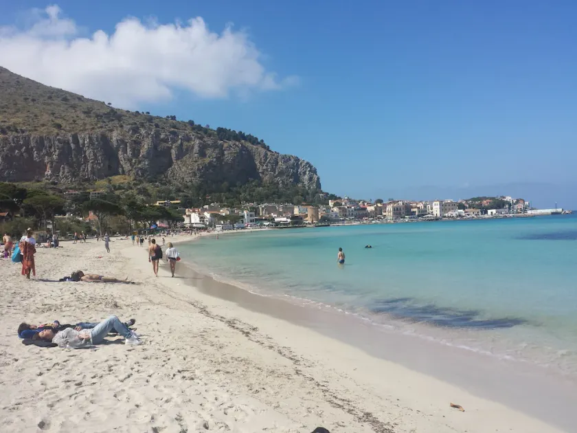 Hus med have med udsigt over Mondello Bugten - Image 1