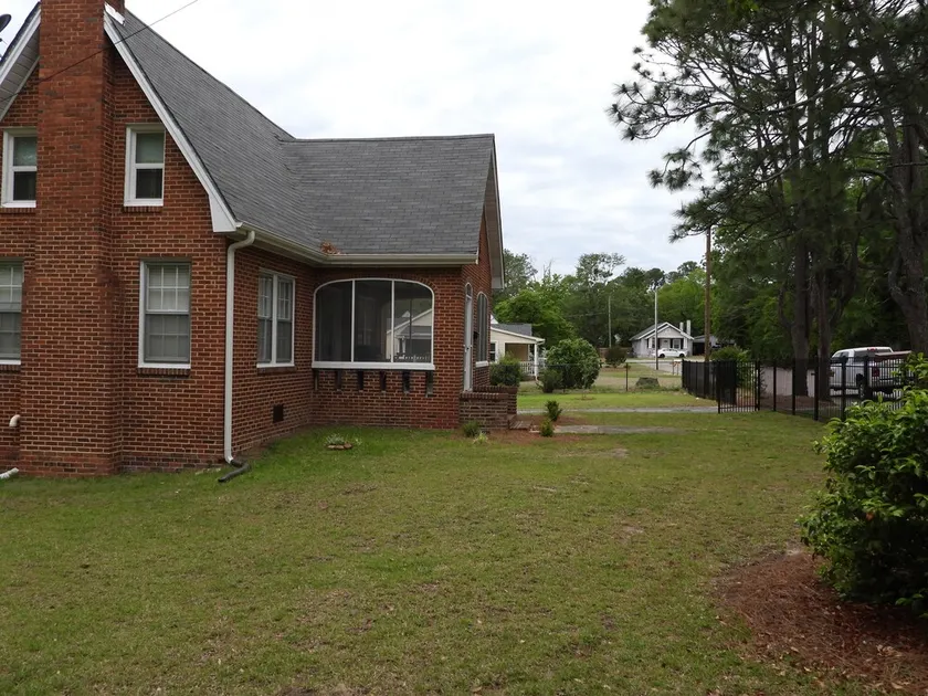 Brick House Retreat at the Heart of Hamlet - Image 1