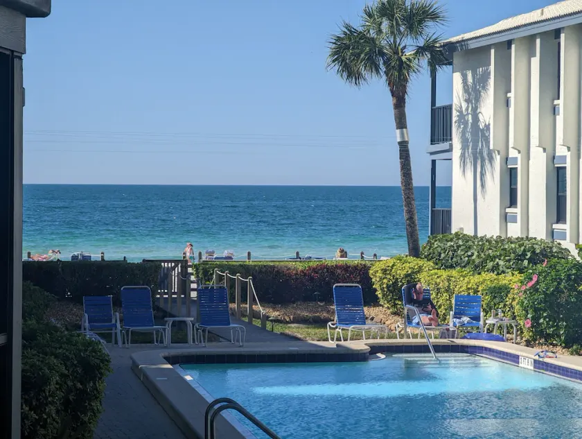 Appartement en copropriété convivial et familial avec piscine privée | À côté de la plage - Image 1