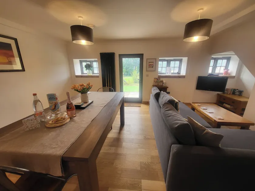 Cottage Sleeps 5 With Hot Tub and Parking - Image 1