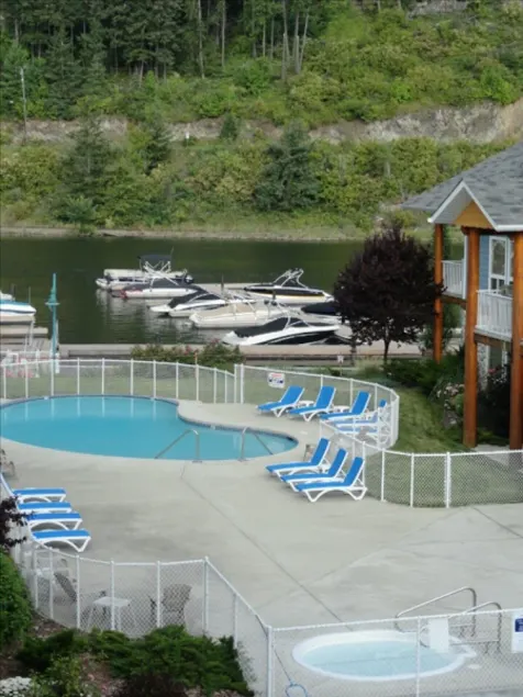 The Narrows 3ème étage Condo. Lake Front, piscine et bain à remous, Slip inclus bateau. - Image 1