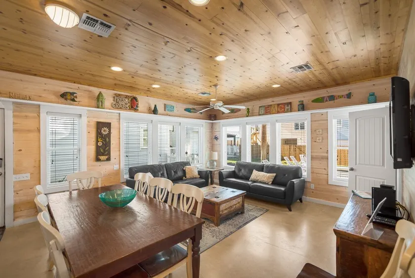 My Island Time Cottage- In town and overlooking the pool! - Image 1