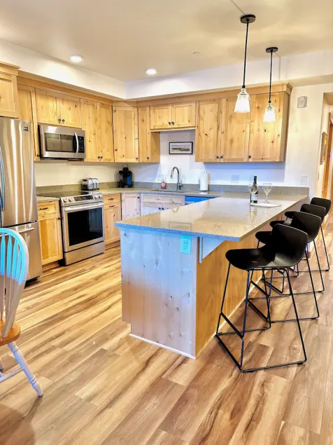 Ask about summer discounts! Walk to Govy/Ski Bowl, Garage parking, Sleeps 8 - Image 1