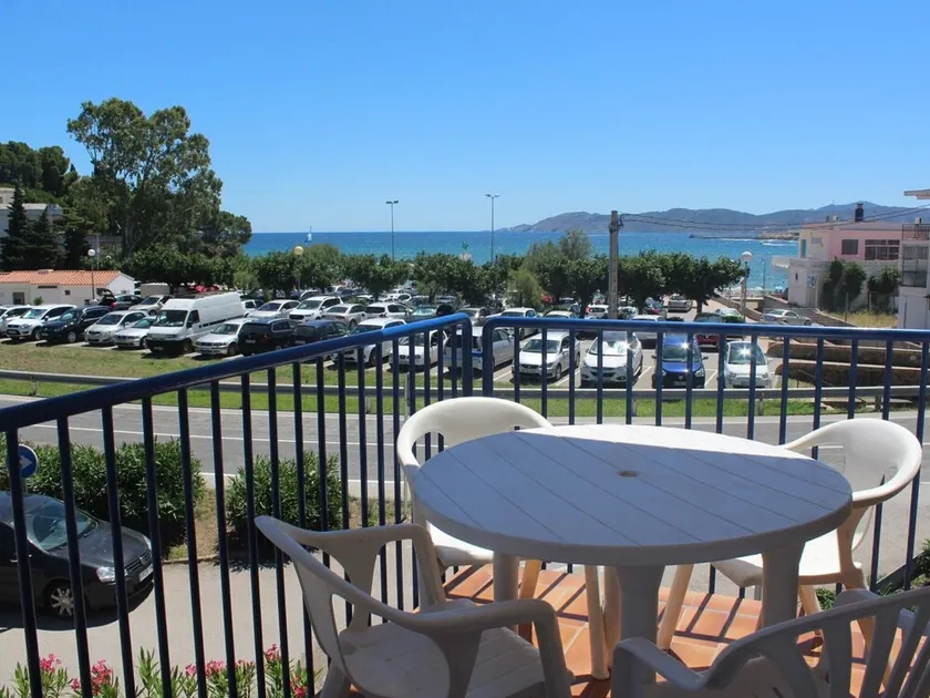 Bright apartment 50m from beach with parking - Image 1