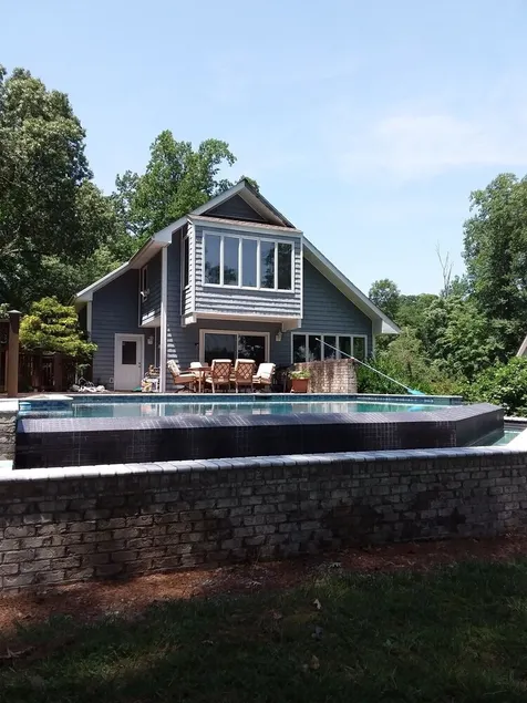 Waterfront Contemporary Retreat mit großem Infinity-Pool - Image 1