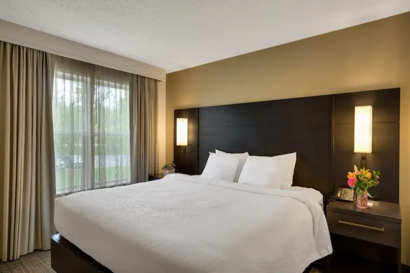 Fully-furnished Suites! Indoor Swimming Pool, Pet-friendly, Free Breakfast! - Image 1