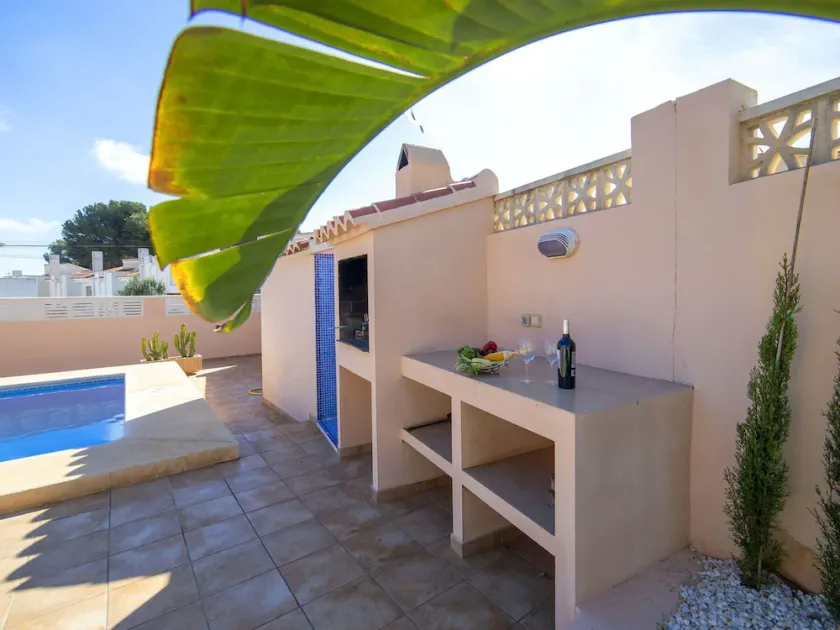 Wonderful private villa for 11 guests with WIFI, private pool, A/C, TV, patio and pets allowed - Image 1