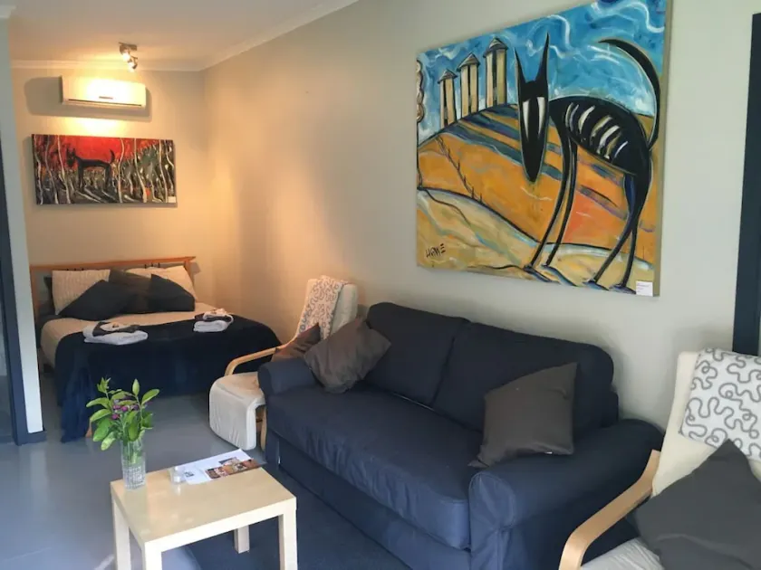 Studio Apartment in Leafy Hurstbridge - Image 1