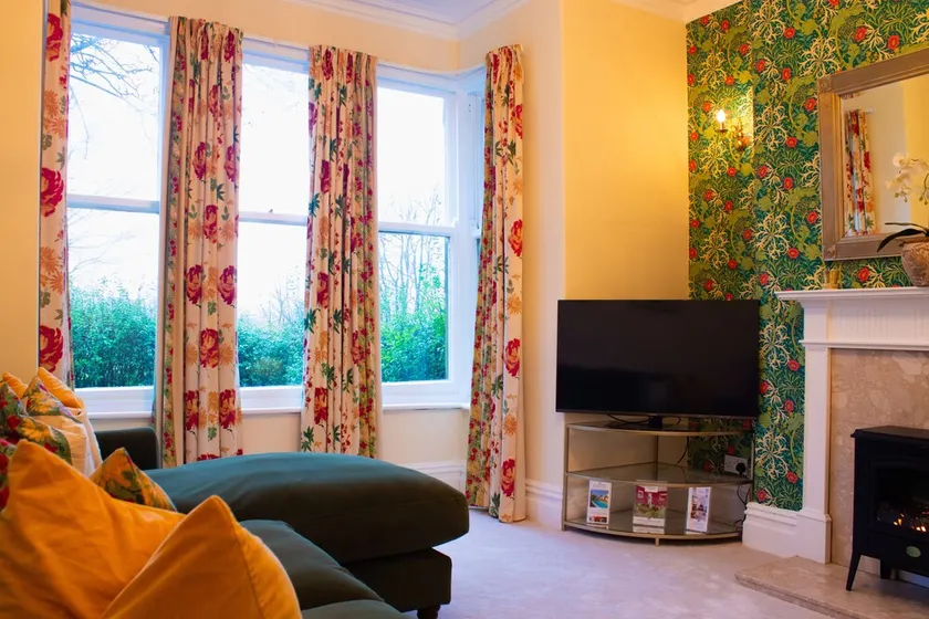 Harlow View, Harrogate - 2 bedroom apt. Dog Friendly. Free Parking. - Image 1