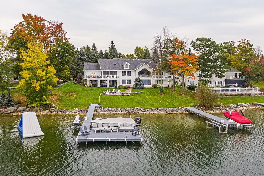 Muskoka Style Luxury Cottage - Image 1