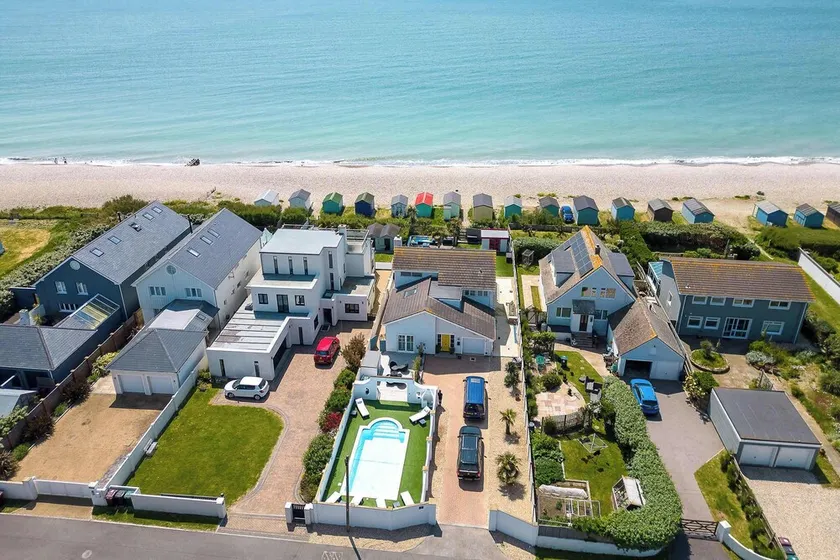 Vibrant Seafront Home for 10 with Pool - Image 1