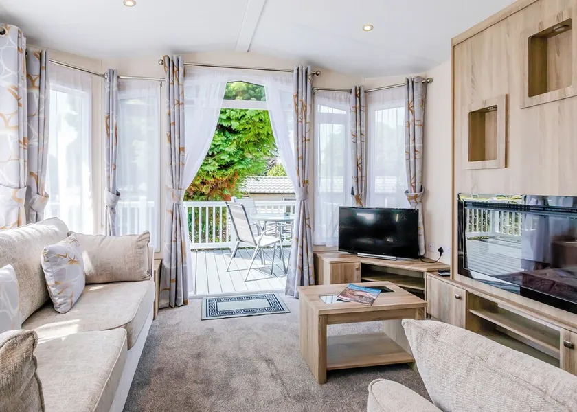 2 bedroom accommodation in Axminster - Image 1