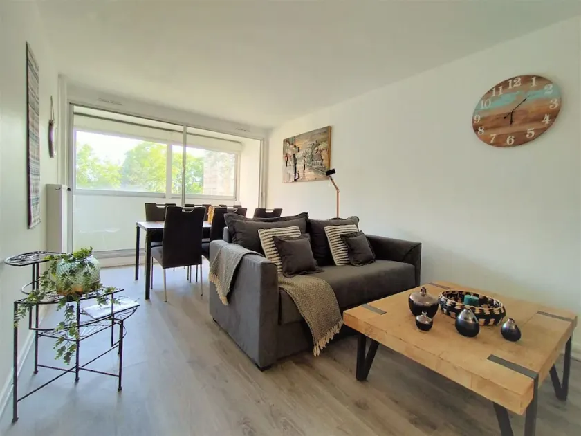 Chic and comfortable apart near Paris - Image 1