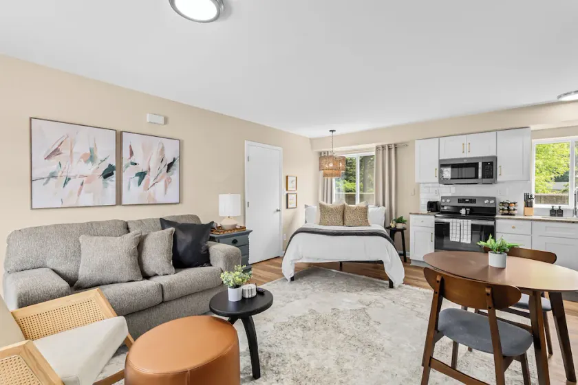 New! Comfy 1BR Upper Flat near Downtown Roseville - Image 1