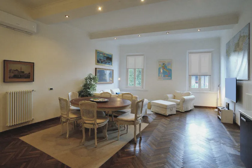 Loris' House - Image 1