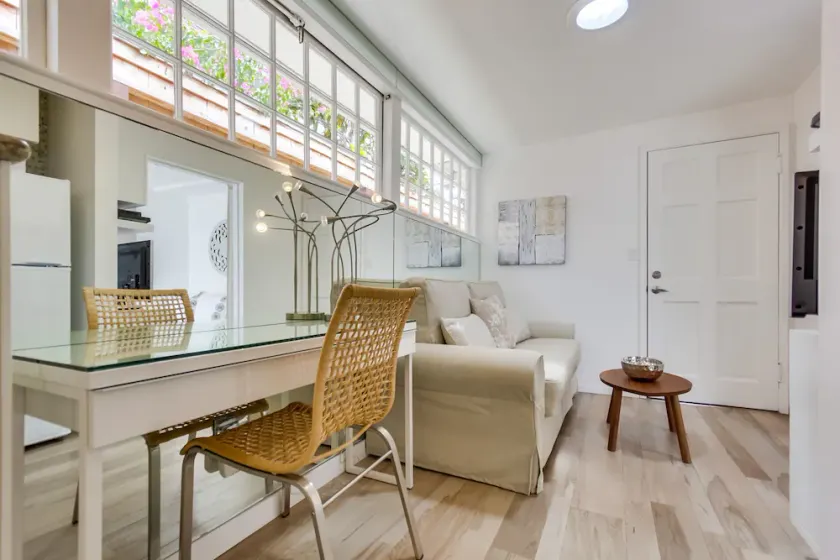 Sandcastle Hideaway, Dog Friendly, Designer Studio, Patio privé et parking! - Image 1