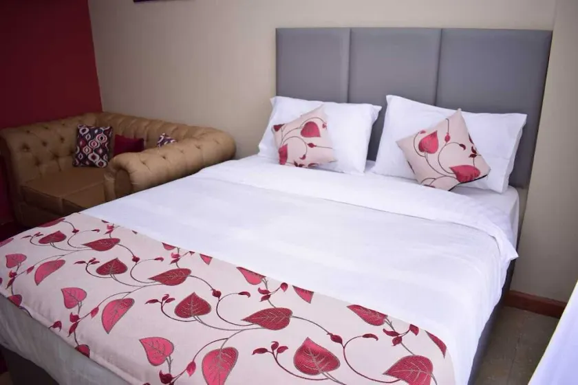 Serviced Studio Apartments 7 mins drive to Airport - Image 1