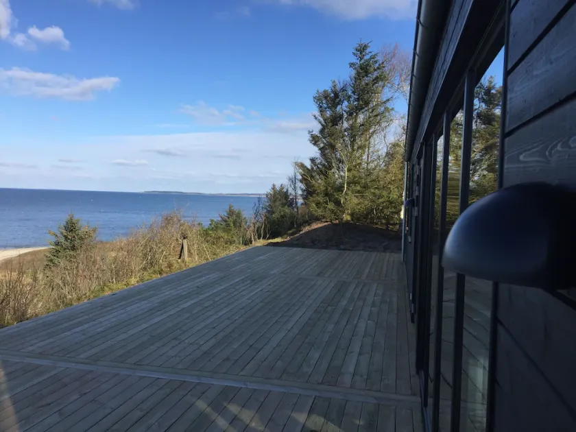 Beautiful holiday home located at the 1st row by the fjord. - Image 1